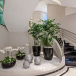 Jardín bajo las escaleras de tu casa estilo clásico y tradicional