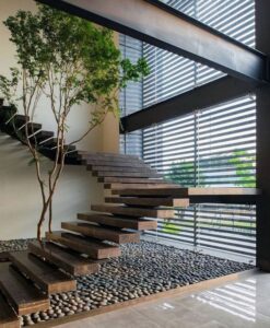 Jardines interiores bajo las escaleras con árboles