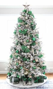 Árboles de navidad decorados con verde esmeralda