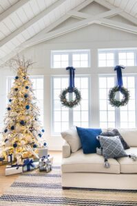 Decoraciones navideñas en color azul para la sala