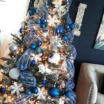Pinos de navidad decorados con azul