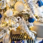 Pinos de navidad decorados con azul