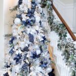 Pinos navideños blancos con detalles azules