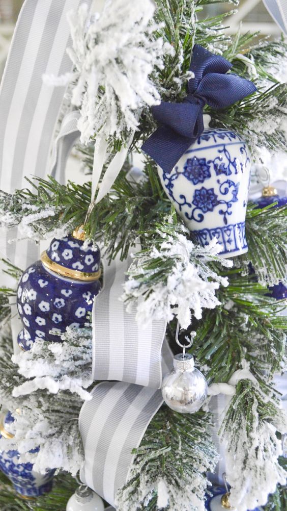 Pinos navideños blancos con detalles azules
