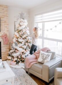 Sala de estar navideña color rosa con azul