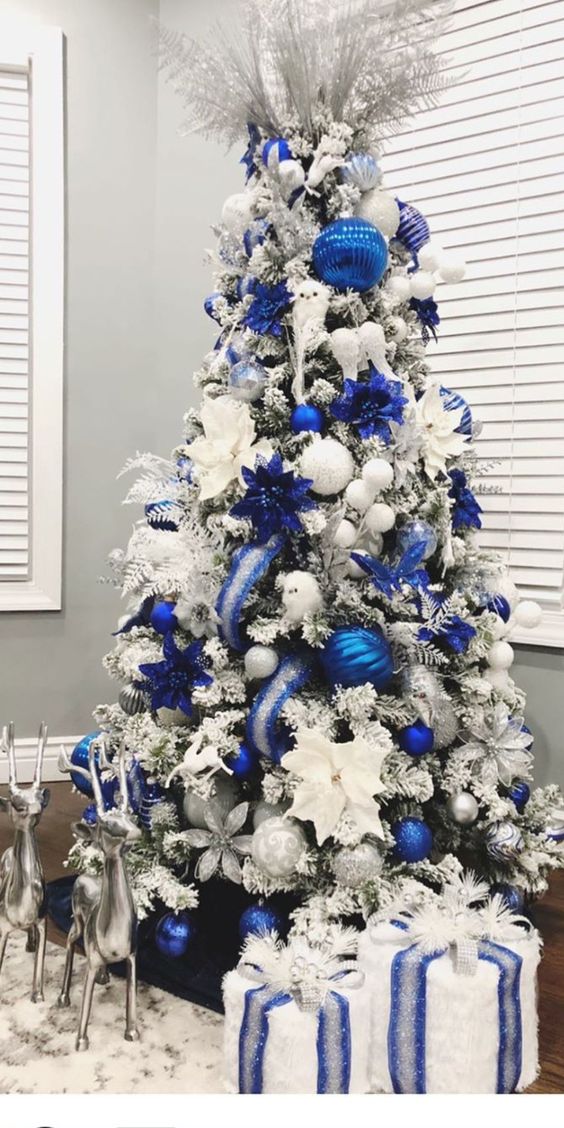 arbol de navidad azul y blanco